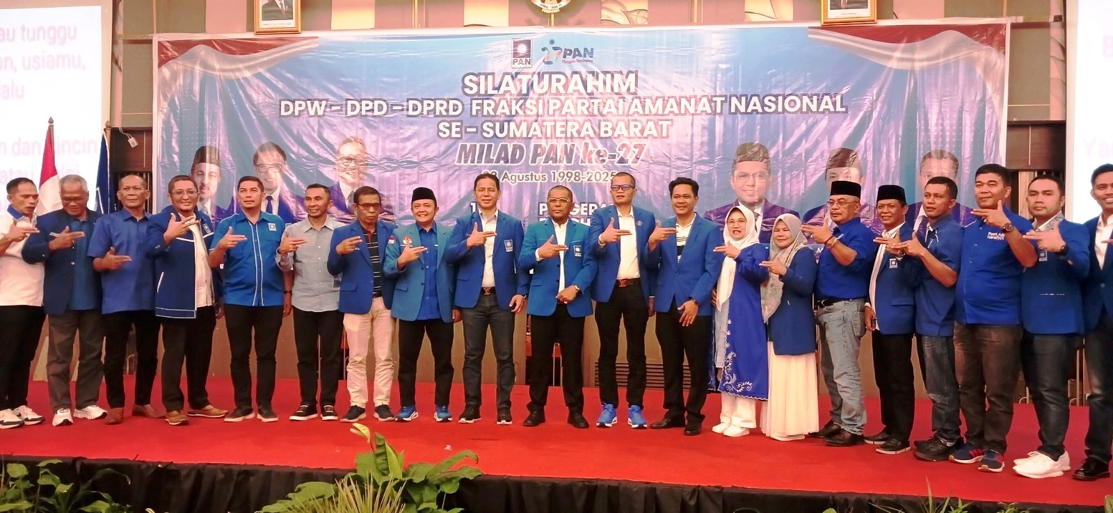 Foto bersama dengan jajaran pengurus dan kader, H. Arisal Aziz Targetkan PAN Menang Pileg di Sumbar